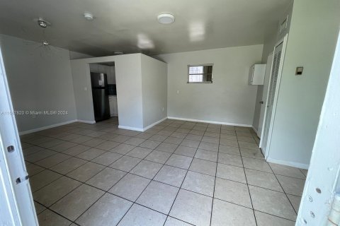 House in Miami, Florida 3 bedrooms, 109.81 sq.m. № 1428285 - photo 2