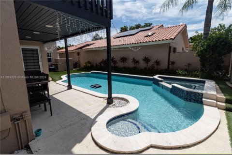 House in Hialeah, Florida 4 bedrooms, 249.91 sq.m. № 1377182 - photo 6