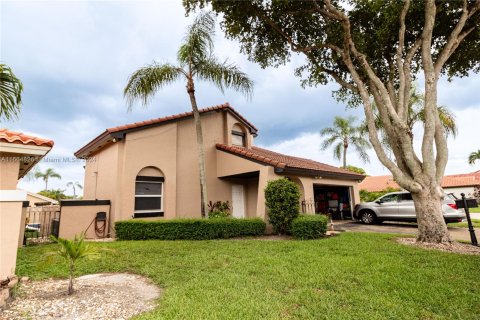 Villa ou maison à vendre à Hialeah, Floride: 4 chambres, 249.91 m2 № 1377182 - photo 3