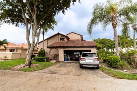 House in Hialeah, Florida 4 bedrooms, 249.91 sq.m. № 1377182 - photo 1