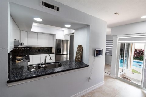 Villa ou maison à vendre à Hialeah, Floride: 4 chambres, 249.91 m2 № 1377182 - photo 17