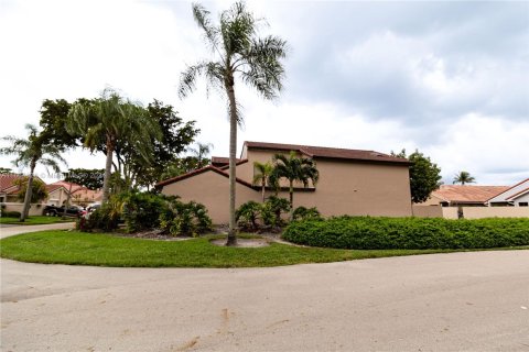 House in Hialeah, Florida 4 bedrooms, 249.91 sq.m. № 1377182 - photo 2