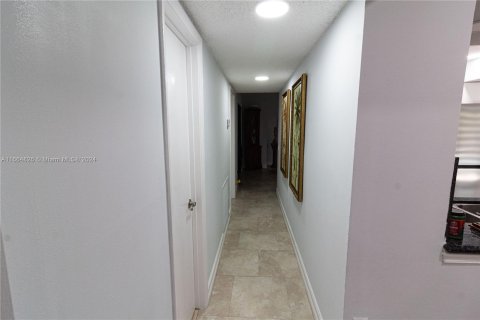 House in Hialeah, Florida 4 bedrooms, 249.91 sq.m. № 1377182 - photo 22