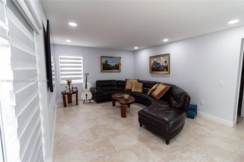 House in Hialeah, Florida 4 bedrooms, 249.91 sq.m. № 1377182 - photo 13