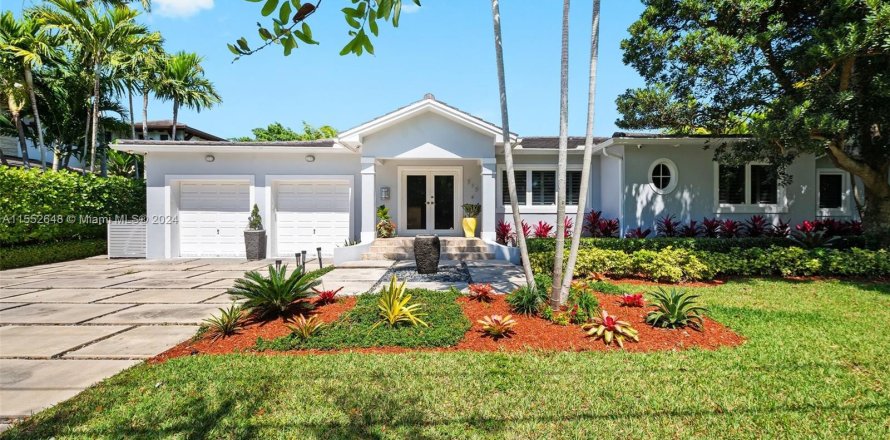 Villa ou maison à Coral Gables, Floride 4 chambres, 258.92 m2 № 1096968