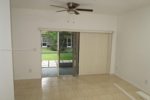 Townhouse in Pembroke Pines, Florida 2 bedrooms, 95.13 sq.m. № 1145698 - photo 3