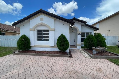 House in Hialeah, Florida 3 bedrooms, 106.56 sq.m. № 1381766 - photo 2