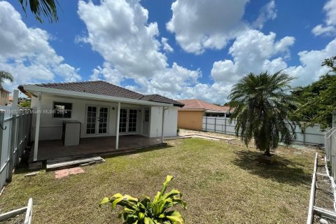 House in Hialeah, Florida 3 bedrooms, 106.56 sq.m. № 1381766 - photo 24