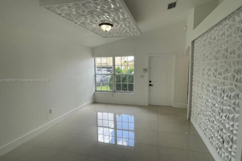 House in Hialeah, Florida 3 bedrooms, 106.56 sq.m. № 1381766 - photo 5