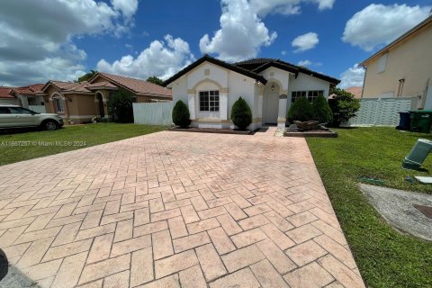 House in Hialeah, Florida 3 bedrooms, 106.56 sq.m. № 1381766 - photo 1