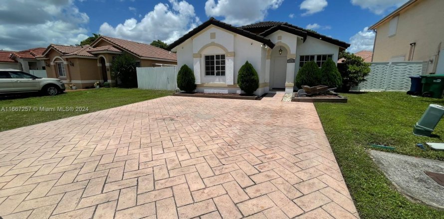 House in Hialeah, Florida 3 bedrooms, 106.56 sq.m. № 1381766