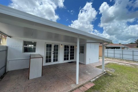 House in Hialeah, Florida 3 bedrooms, 106.56 sq.m. № 1381766 - photo 23