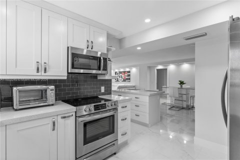 Condo in Hollywood, Florida, 2 bedrooms  № 1347985 - photo 14