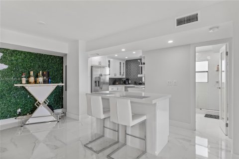 Copropriété à vendre à Hollywood, Floride: 2 chambres, 119.57 m2 № 1347985 - photo 11