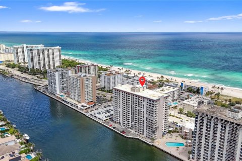 Condominio en venta en Hollywood, Florida, 2 dormitorios, 119.57 m2 № 1347985 - foto 1