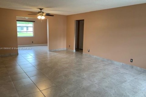 House in Plantation, Florida 2 bedrooms, 123.56 sq.m. № 1118900 - photo 2