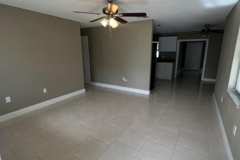 House in Sebring, Florida 3 bedrooms, 120.96 sq.m. № 910112 - photo 10