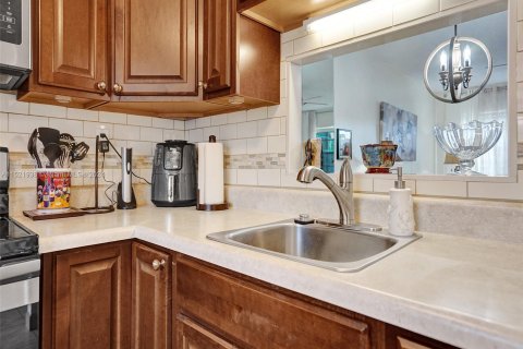 Condo in Lauderdale Lakes, Florida, 1 bedroom  № 976206 - photo 3