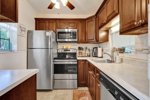 Condo in Lauderdale Lakes, Florida, 1 bedroom  № 976206 - photo 1