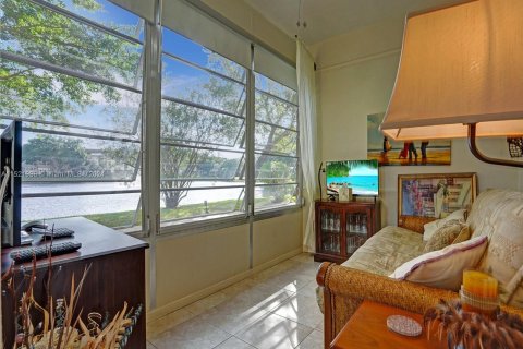 Condo in Lauderdale Lakes, Florida, 1 bedroom  № 976206 - photo 8