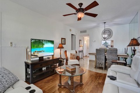 Condo in Lauderdale Lakes, Florida, 1 bedroom  № 976206 - photo 11