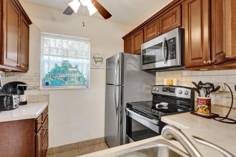 Condo in Lauderdale Lakes, Florida, 1 bedroom  № 976206 - photo 4