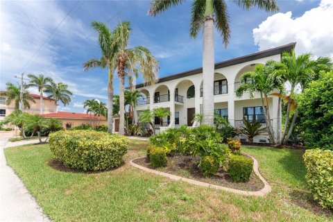 Villa ou maison à vendre à Punta Gorda, Floride: 4 chambres, 374.21 m2 № 1338711 - photo 4