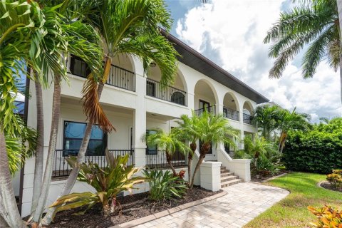 Villa ou maison à vendre à Punta Gorda, Floride: 4 chambres, 374.21 m2 № 1338711 - photo 7