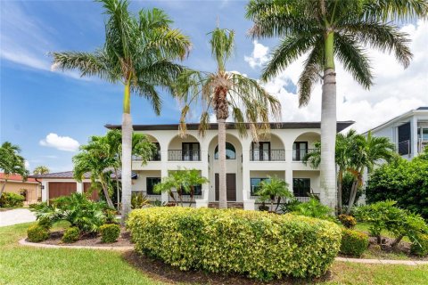 Villa ou maison à vendre à Punta Gorda, Floride: 4 chambres, 374.21 m2 № 1338711 - photo 3