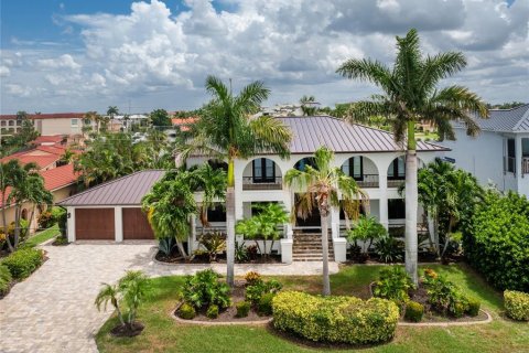 Villa ou maison à vendre à Punta Gorda, Floride: 4 chambres, 374.21 m2 № 1338711 - photo 1