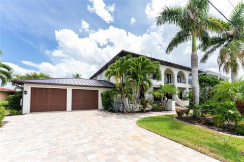 Villa ou maison à vendre à Punta Gorda, Floride: 4 chambres, 374.21 m2 № 1338711 - photo 5