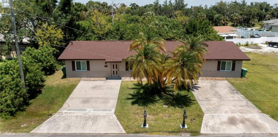 Commercial property in Port Charlotte, Florida 4 bedrooms, 185.8 sq.m. № 1137538
