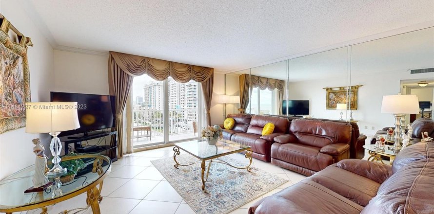 Condominio en Hollywood, Florida, 2 dormitorios  № 843396