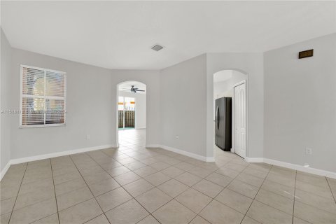 House in Doral, Florida 4 bedrooms, 196.77 sq.m. № 1000367 - photo 3