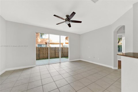 House in Doral, Florida 4 bedrooms, 196.77 sq.m. № 1000367 - photo 11