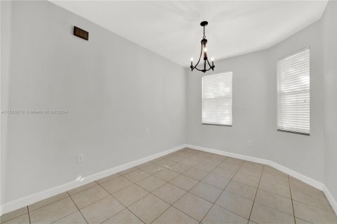 House in Doral, Florida 4 bedrooms, 196.77 sq.m. № 1000367 - photo 6