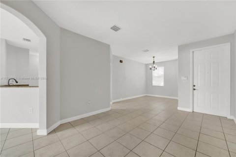 House in Doral, Florida 4 bedrooms, 196.77 sq.m. № 1000367 - photo 5