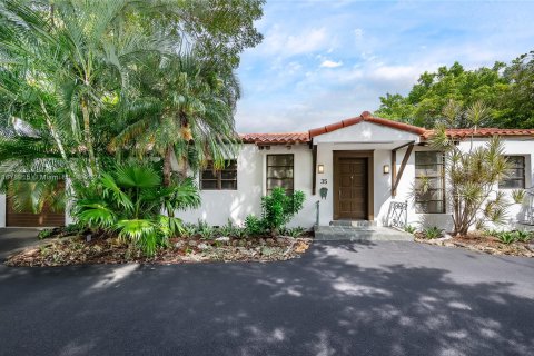 House in Coral Gables, Florida 4 bedrooms, 251.95 sq.m. № 1412249 - photo 1