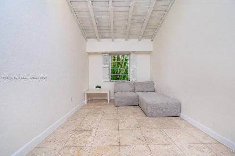 House in Coral Gables, Florida 4 bedrooms, 251.95 sq.m. № 1412249 - photo 11