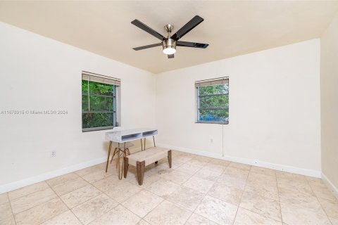 House in Coral Gables, Florida 4 bedrooms, 251.95 sq.m. № 1412249 - photo 20