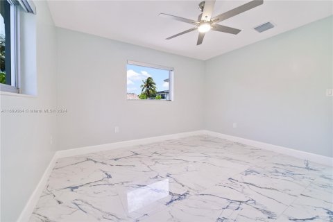 House in Miami, Florida 3 bedrooms, 189.61 sq.m. № 1235980 - photo 9