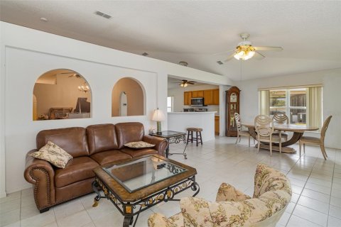 House in Palm Bay, Florida 3 bedrooms, 173.26 sq.m. № 1274631 - photo 6