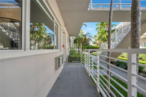 Appartement à louer à Bay Harbor Islands, Floride: 1 chambre, 74.32 m2 № 554136 - photo 5