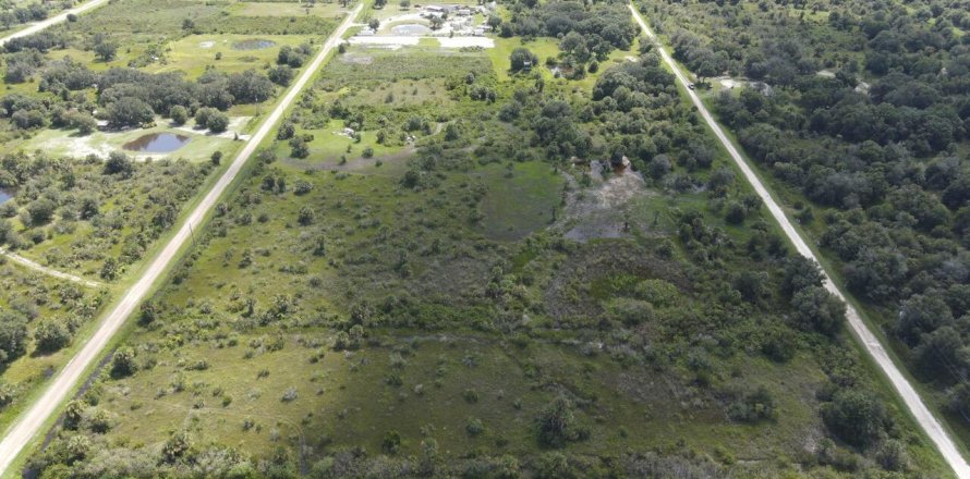 Terrain à Okeechobee, Floride № 710558