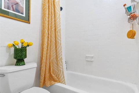 Condo in Miami, Florida, 1 bedroom  № 1380066 - photo 23