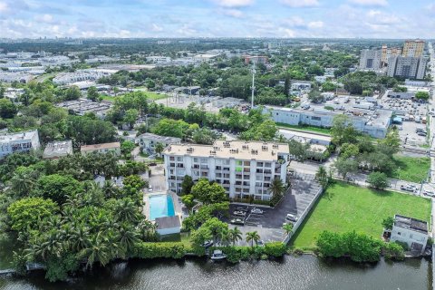 Condo in Miami, Florida, 1 bedroom  № 1380066 - photo 1