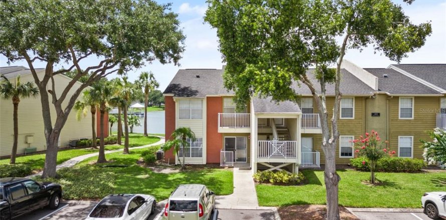 Condominio en Brandon, Florida, 1 dormitorio  № 1352347