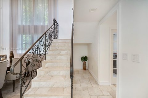 House in Miami Beach, Florida 4 bedrooms, 275.92 sq.m. № 883108 - photo 15