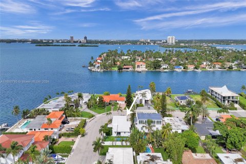 Casa en venta en North Bay Village, Florida, 4 dormitorios, 185.71 m2 № 1347677 - foto 1