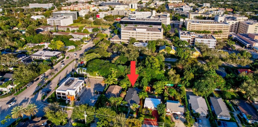 Commercial property in South Miami, Florida 176.51 sq.m. № 1384573